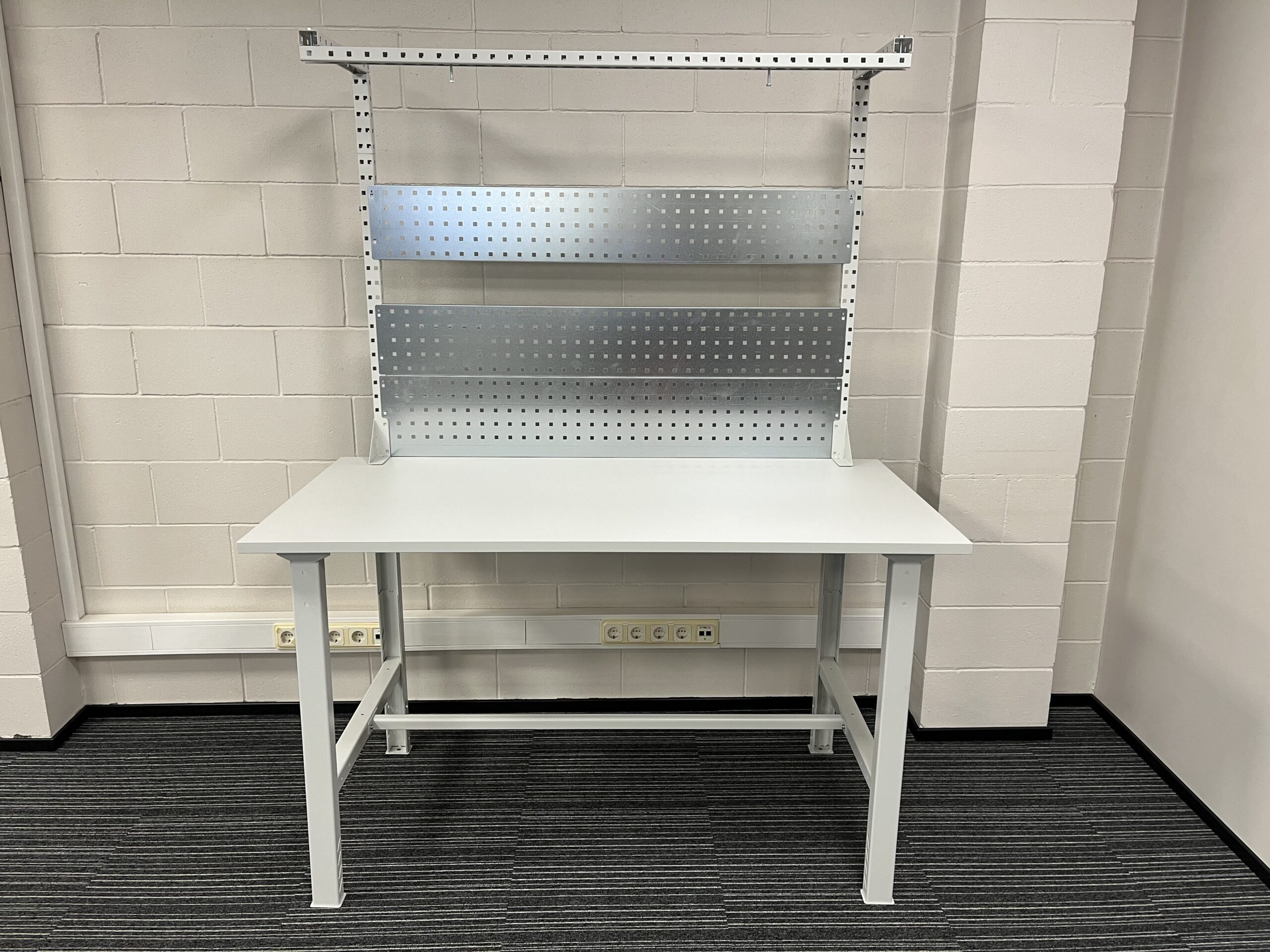 Workshop bench 900-1180x1500x750 mm with perforated wall - Storit
