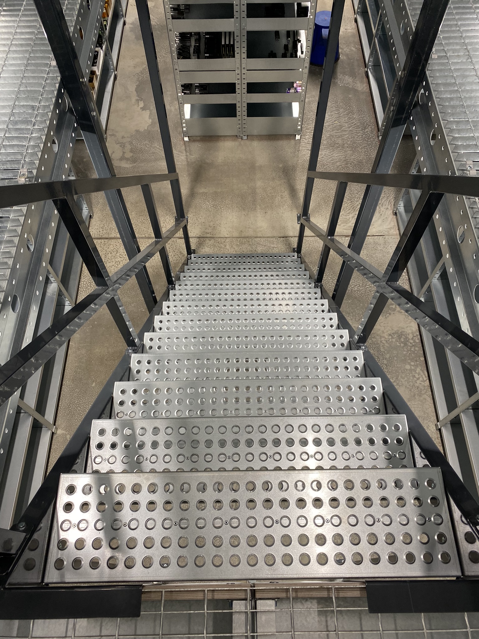 Industrial stairs with handrails up to a height of 3000mm (45´) - Storit