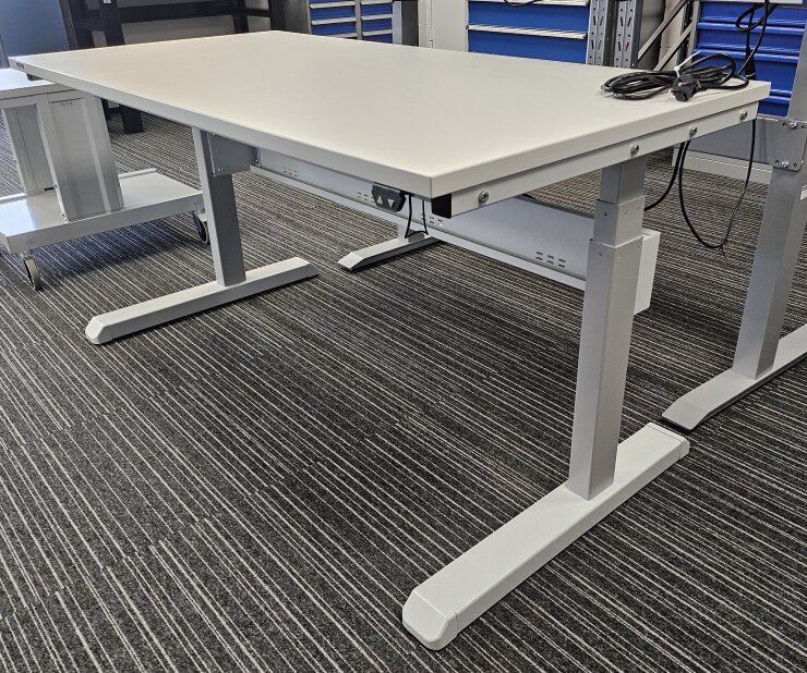 Work table LMT 1500×750 mm with electrically adjustable height - Storit