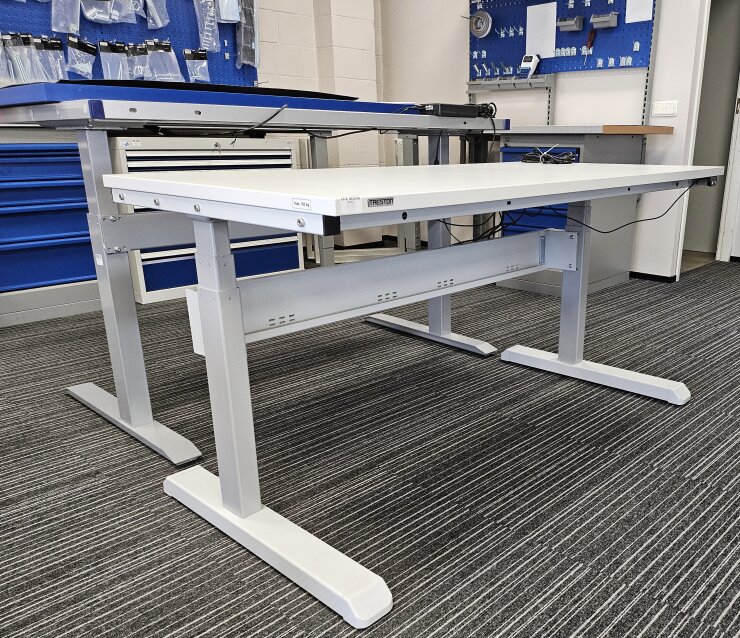 Work table LMT 1500×750 mm with electrically adjustable height - Storit