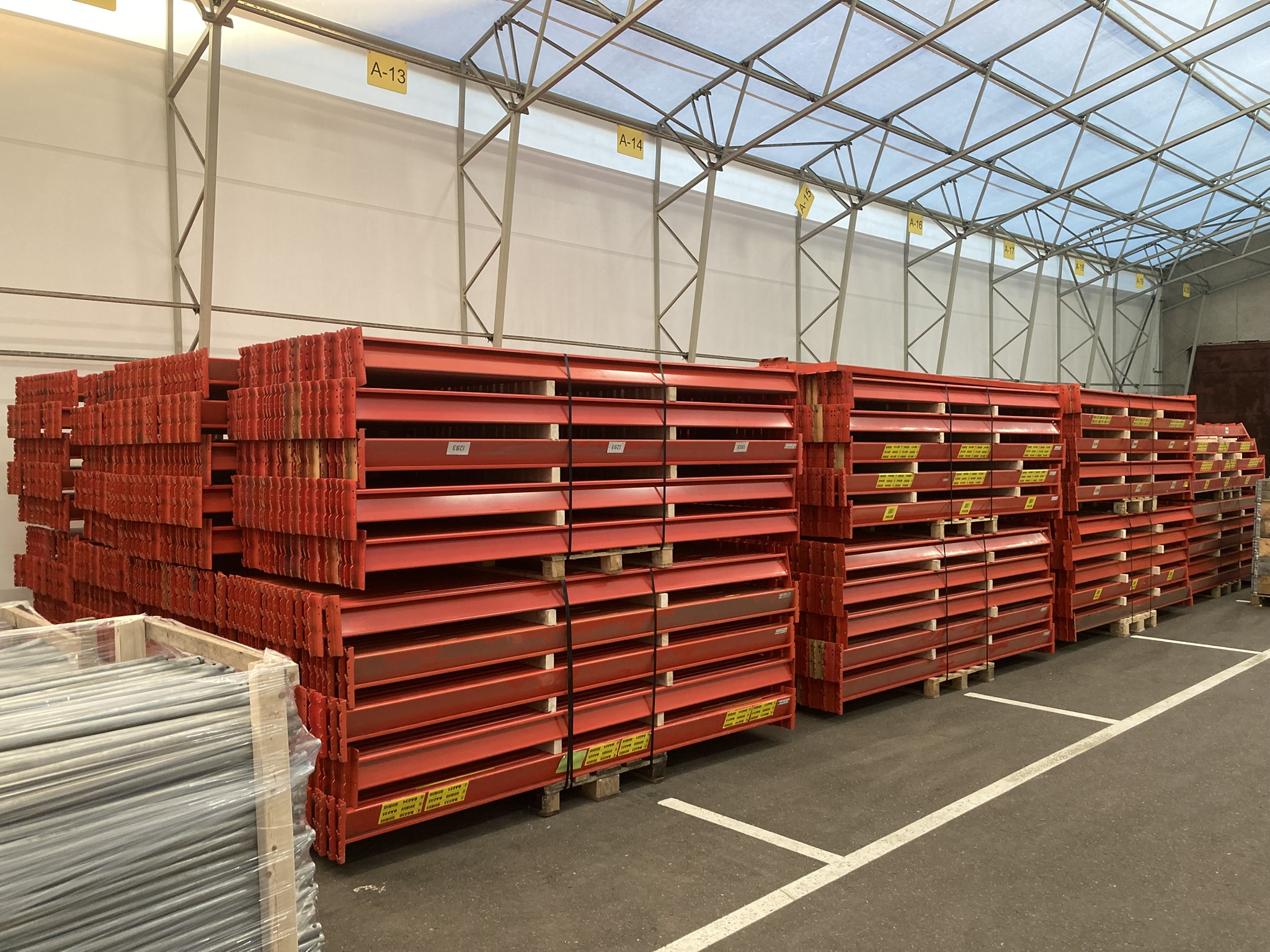 На складе имеется большой выбор бывших в употреблении паллетных стеллажей и стеллажей для товаров высокого качества. Спросите предложение! На складе имеется большой выбор бывших в употреблении паллетных стеллажей и стеллажей для товаров высокого качества. Спросите предложение! - Storit