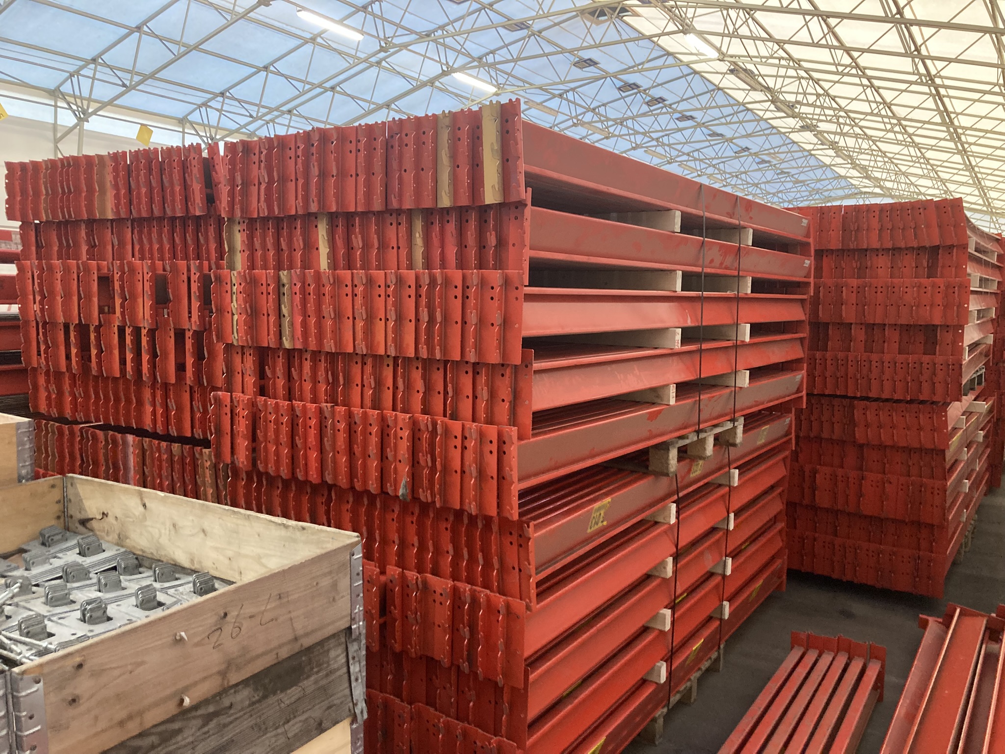 На складе имеется большой выбор бывших в употреблении паллетных стеллажей и стеллажей для товаров высокого качества. Спросите предложение! На складе имеется большой выбор бывших в употреблении паллетных стеллажей и стеллажей для товаров высокого качества. Спросите предложение! - Storit