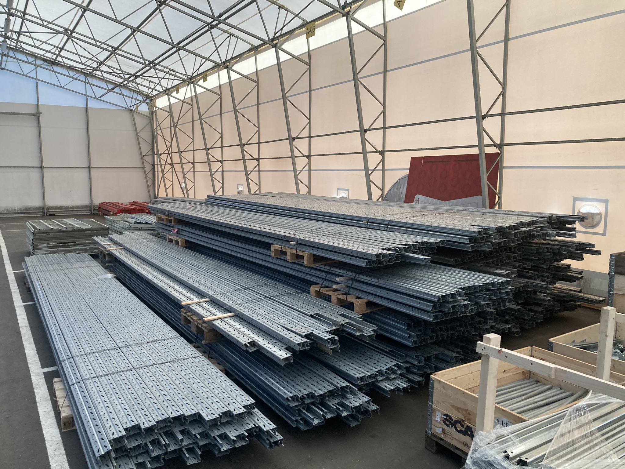 На складе имеется большой выбор бывших в употреблении паллетных стеллажей и стеллажей для товаров высокого качества. Спросите предложение! На складе имеется большой выбор бывших в употреблении паллетных стеллажей и стеллажей для товаров высокого качества. Спросите предложение! - Storit