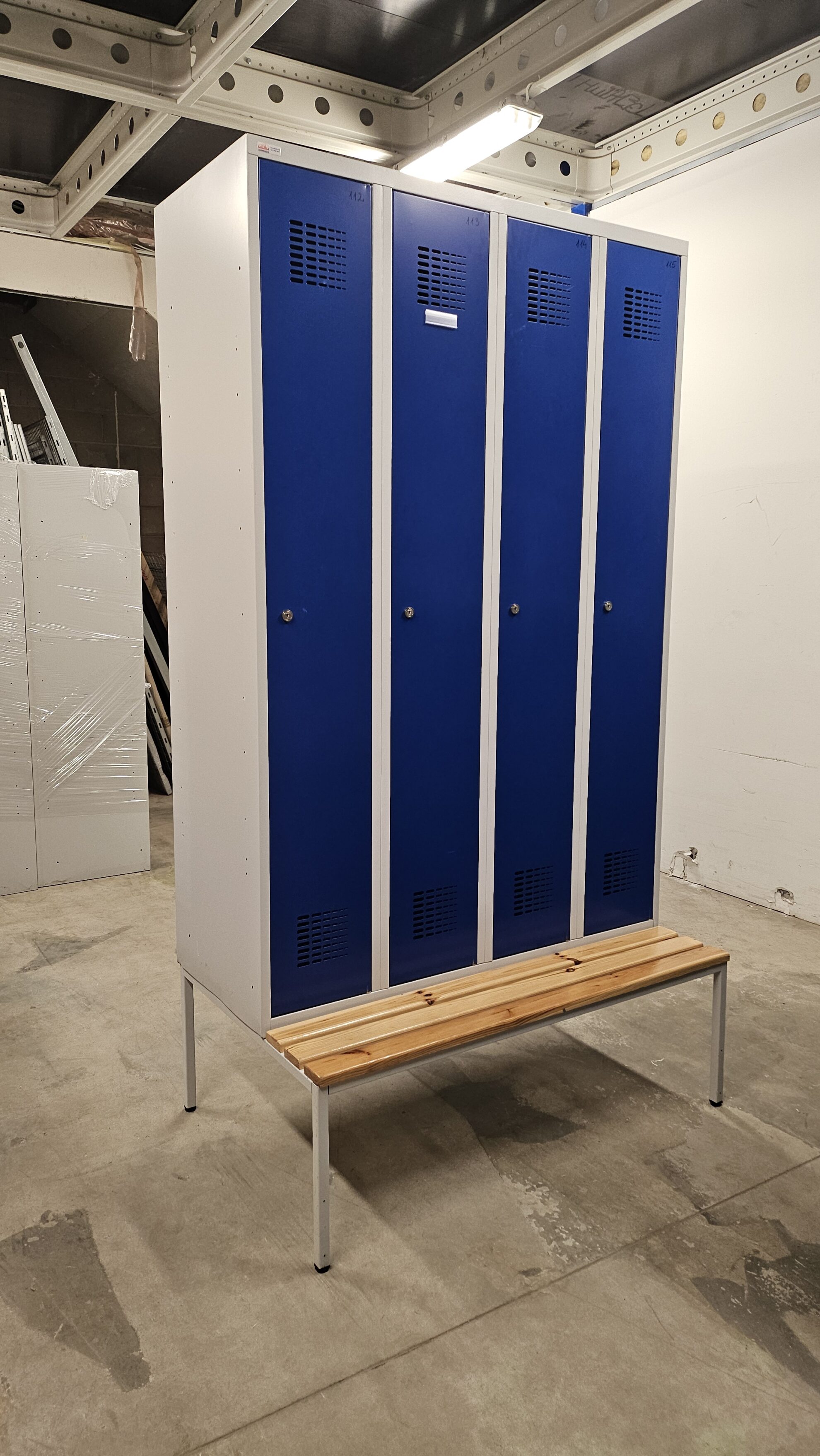 Locker 4×300 mm with bench, used - Storit