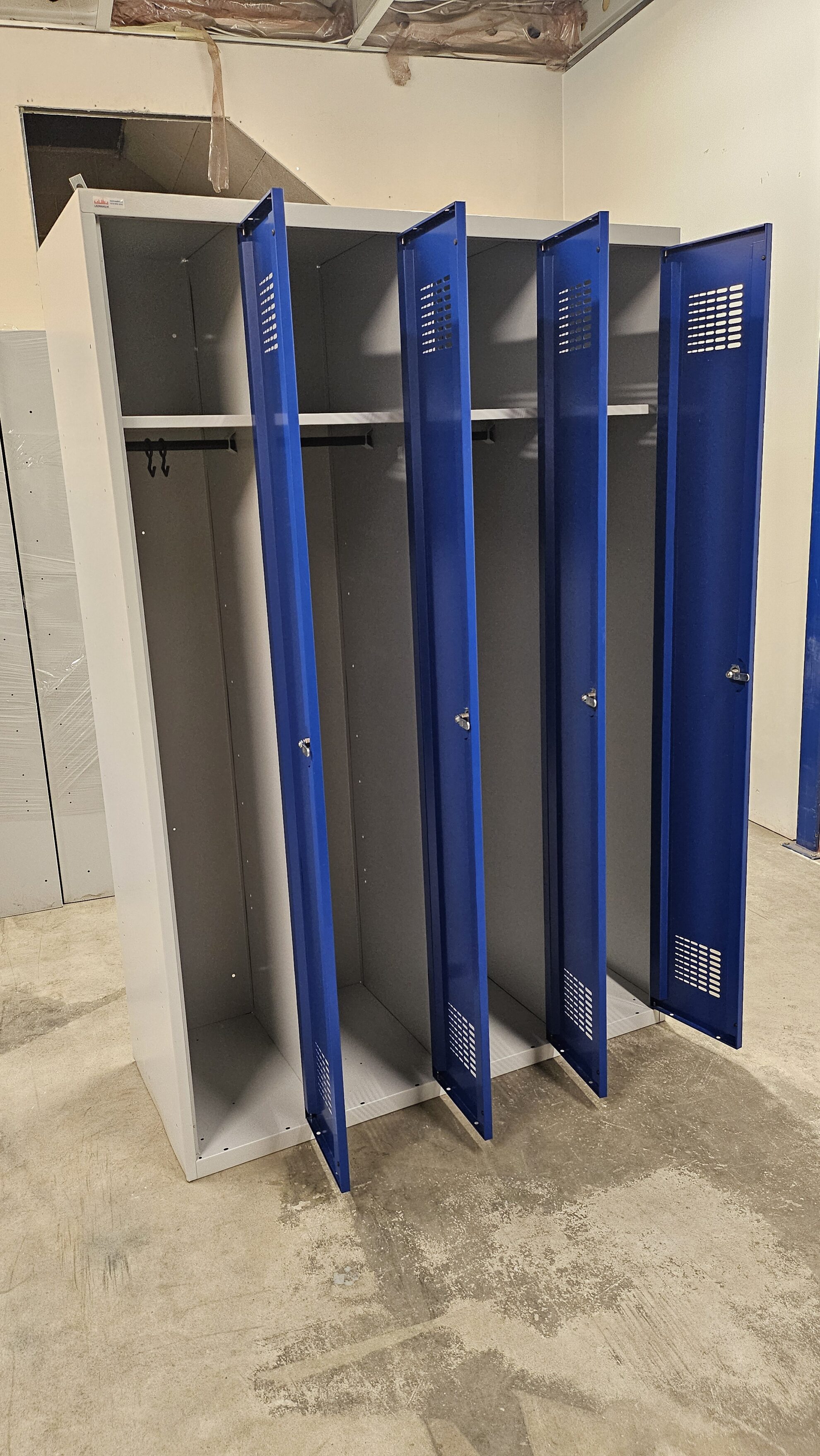 Locker 4×300 mm with bench, used - Storit