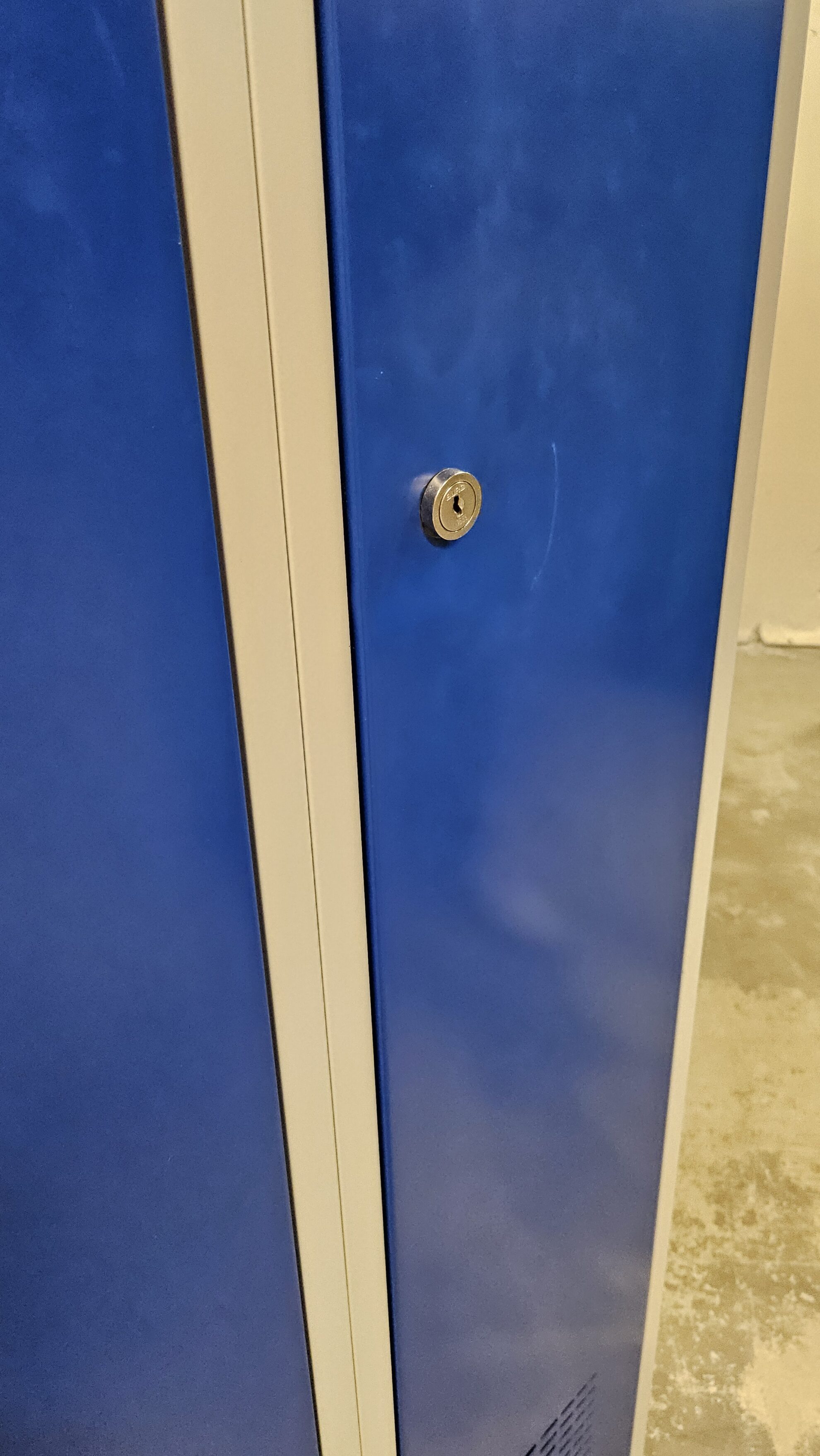 Locker 4×300 mm with bench, damaged - Storit