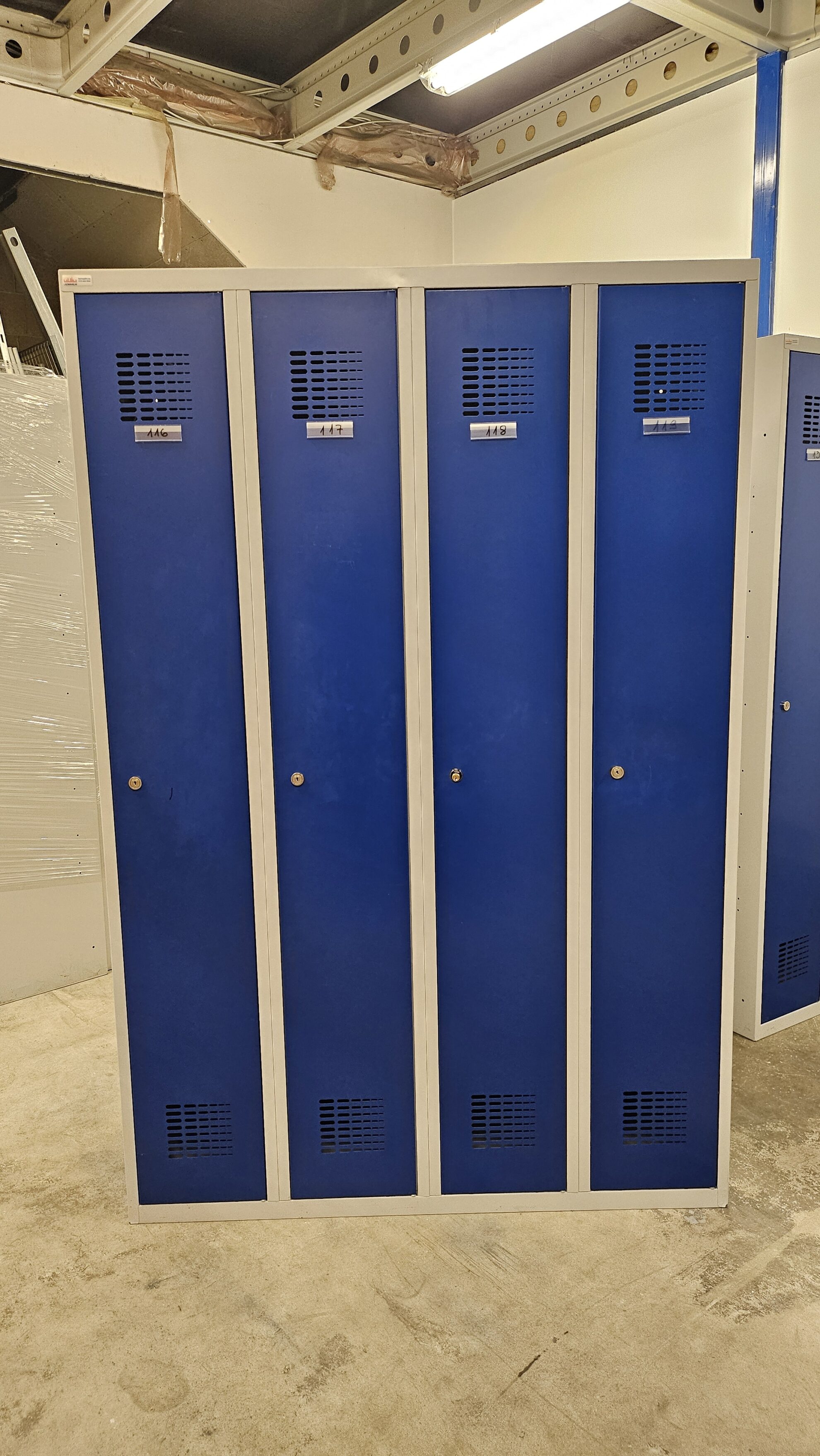 Locker 4×300 mm with bench, damaged - Storit