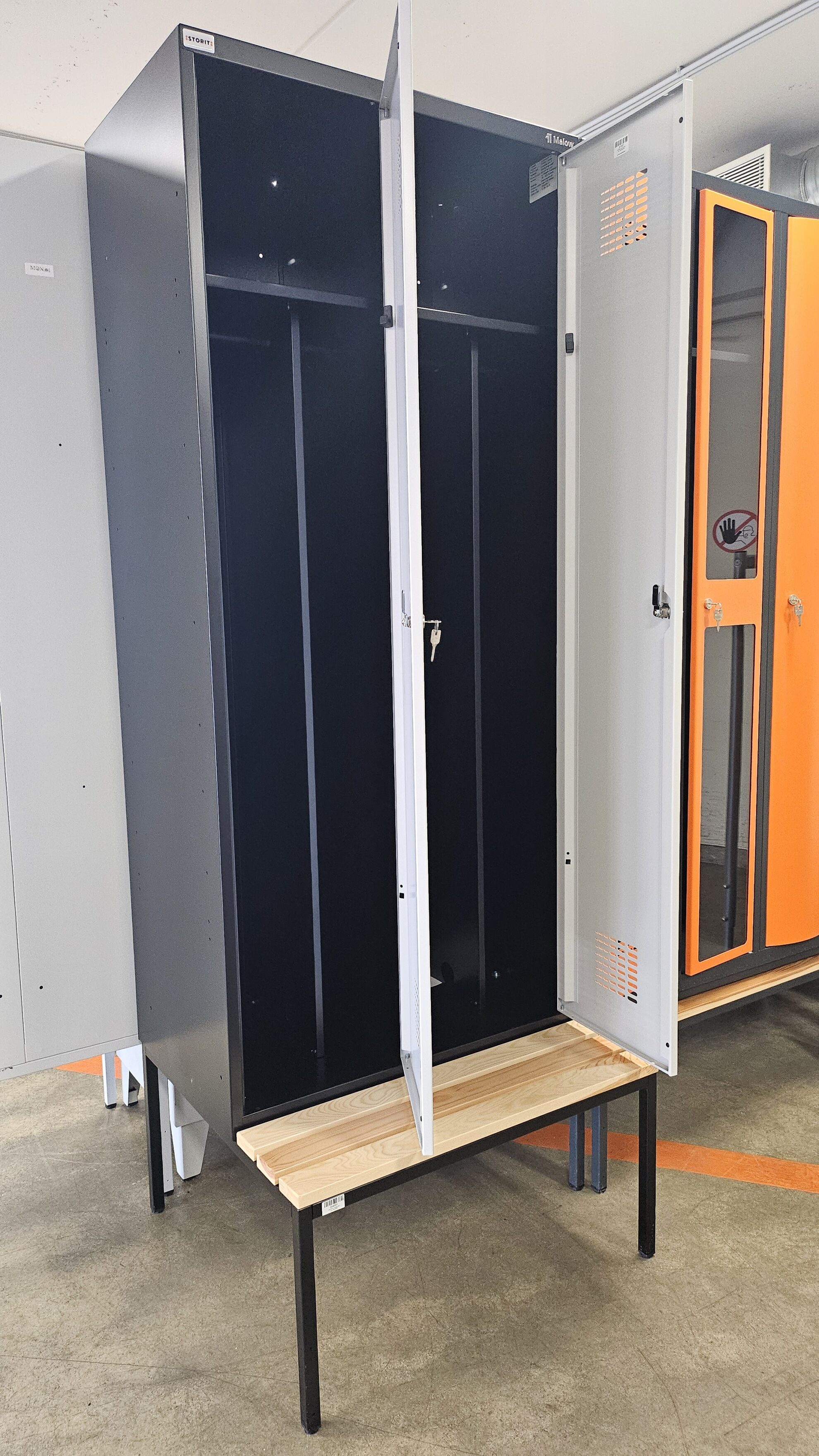 Riidekapp Storit 2×400 mm pingiraamiga, RAL9005/7035 - Storit